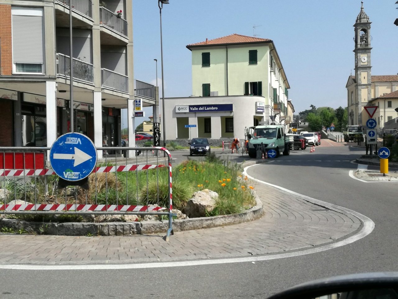 Lavori in corso sulla rotonda, viabilità modificata a Renate