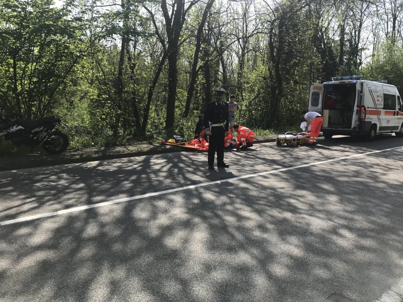 Vola dalla moto, paura per un 18enne VIDEO