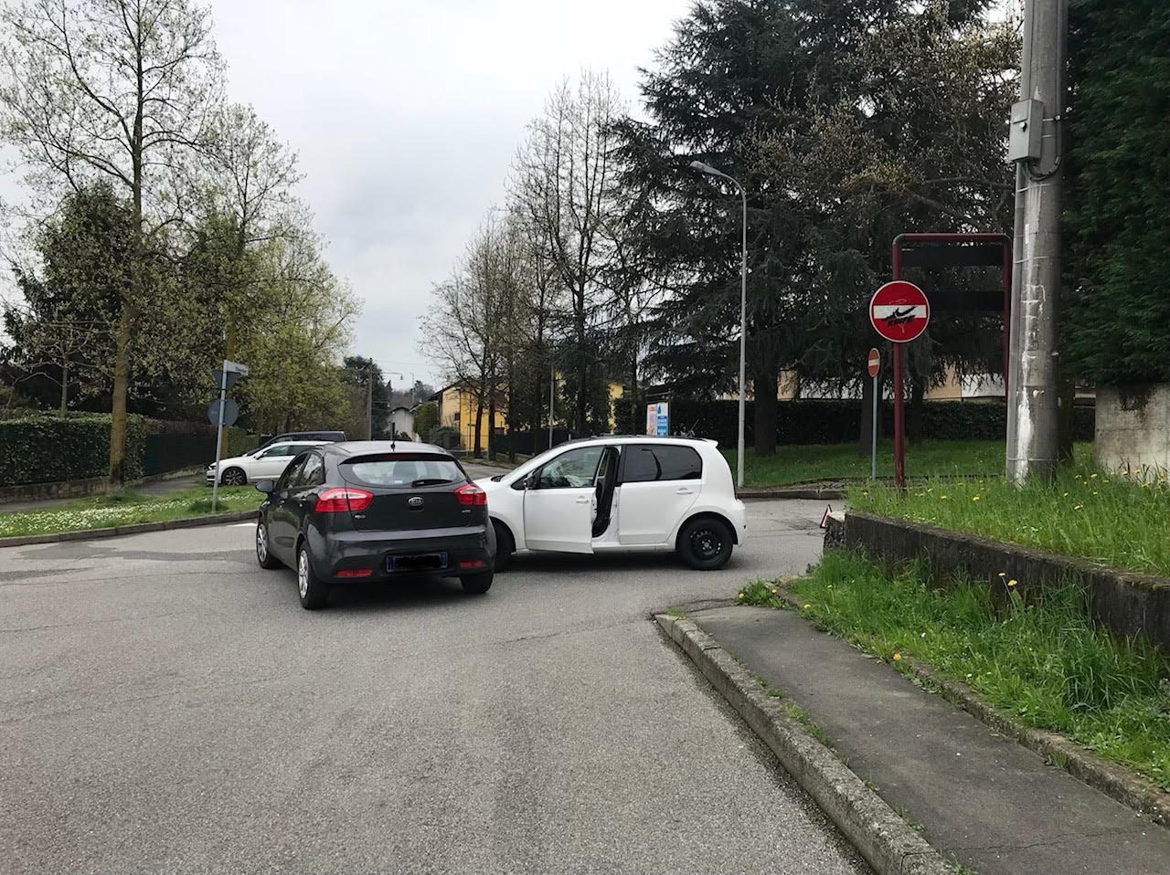 Ignora il divieto e causa un incidente