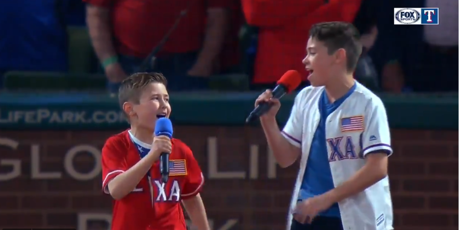 Che spettacolo i fratellini lesmesi che cantano l’inno americano VIDEO