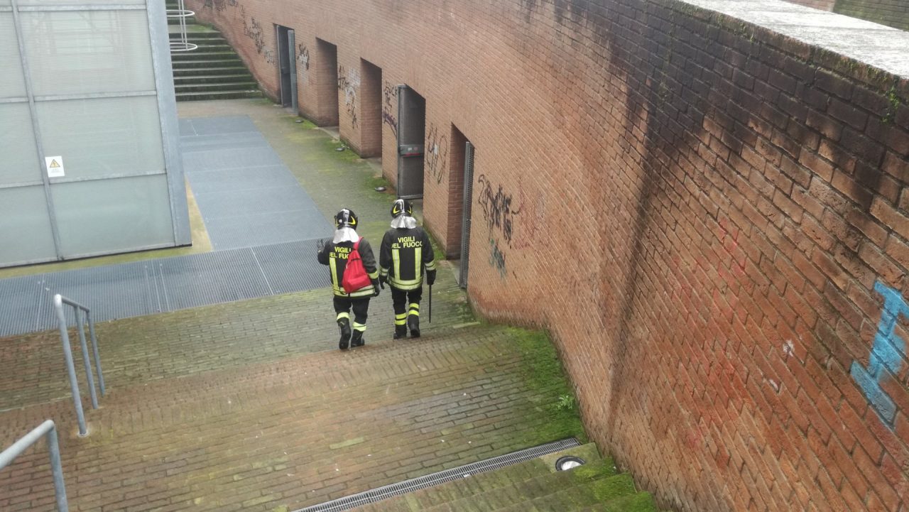 Restano prigionieri nel parcheggio, liberati dai pompieri