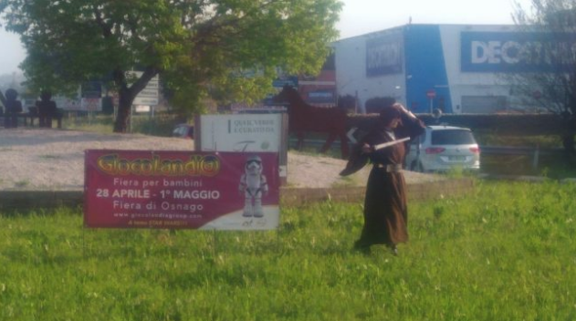 Pazzesco giocano in mezzo alla rotonda travestiti da Guerre Stellari FOTO VIDEO