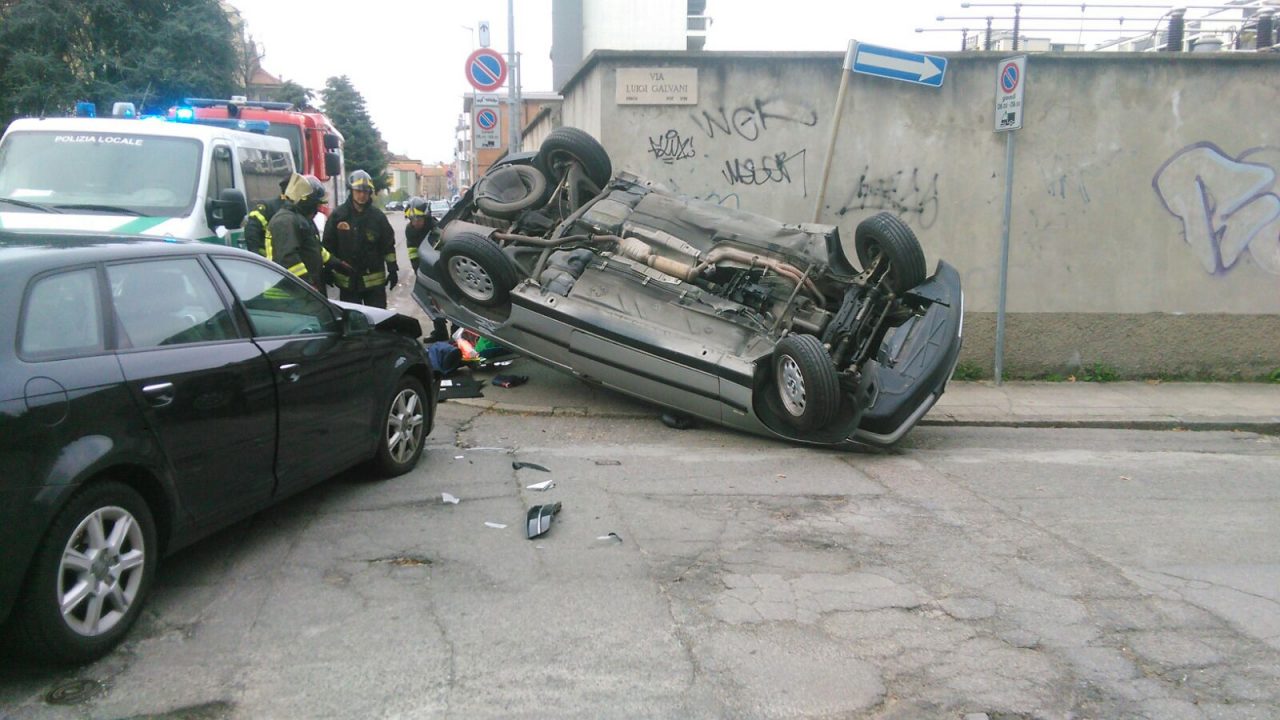 Auto ribaltata a Monza, tre oicnvolti ma due rifiutano il trasporto in ambulanza.  Auto ribaltata in via Galvani  Incidente con feriti lievi ieri, Pasquetta, attorno alle 1,8 all'incrocio fra le vie Pacinotti e Galvani, in zona Borgazzi.  Soccorso dal 118 l'unico occupante della BMW, mentre le due persone a bordo dell'Audi, due italiani sessantenni, hanno alla fine rifiutato l'intervento dei sanitari.    Non è chiara la dinamica, ma in seguito allo scontro, la Bmw s'è ribaltata. Pare comunque che sia stato quest'ultimo mezzo a bbruciare uno stop, venendo colpito lateralmente dall'Audi proveniente da via Guerrazzi.