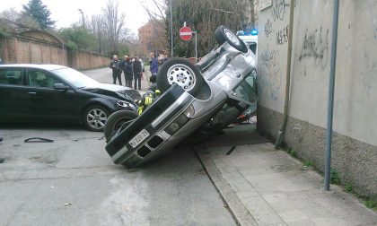 Auto ribaltata in via Galvani a Monza: tre feriti