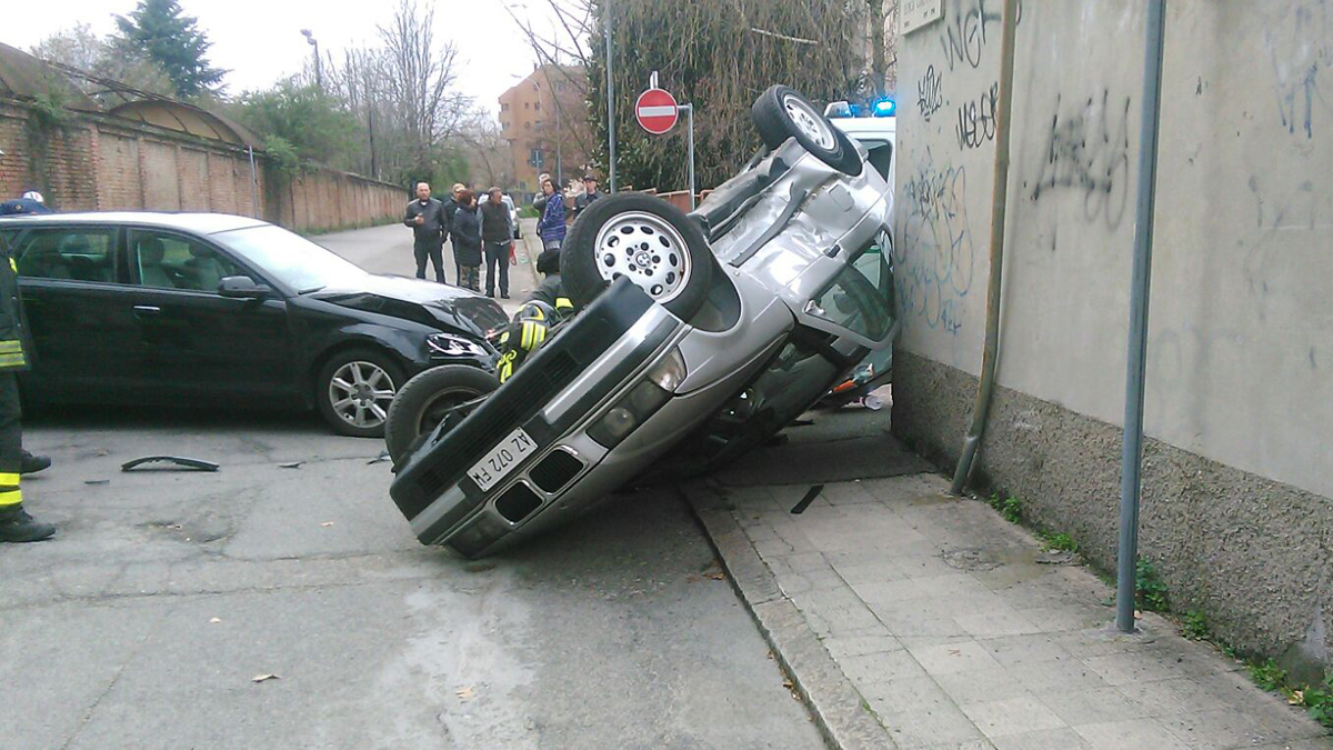 Auto ribaltata in via Galvani a Monza: tre feriti