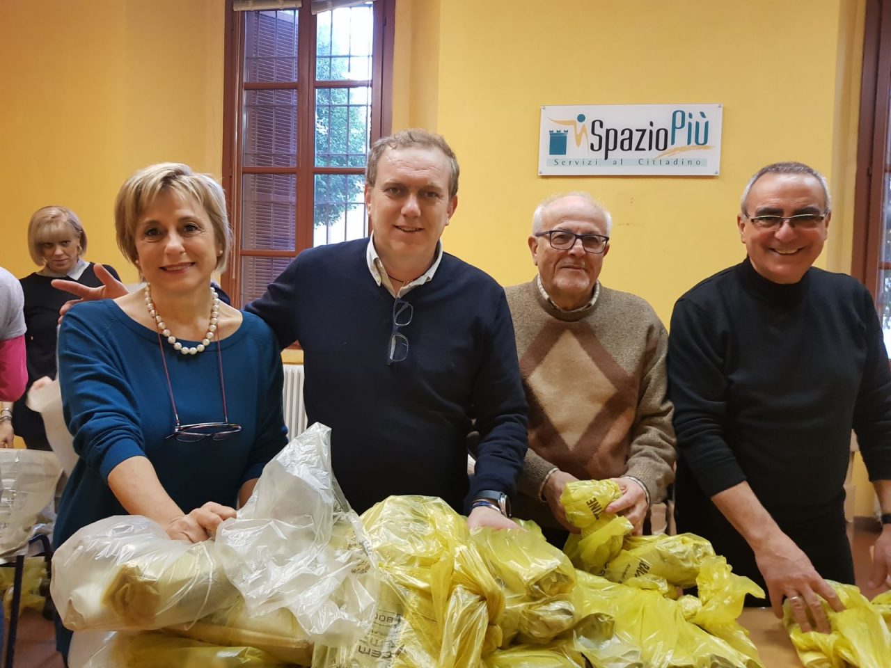 Trezzo sindaco Giunta amministratori impegnati nella consegna dei sacchi per la differenziata