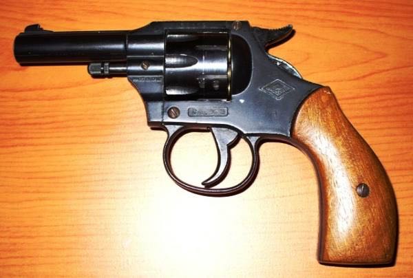 Aveva una pistola non denunciata in casa, arrestato