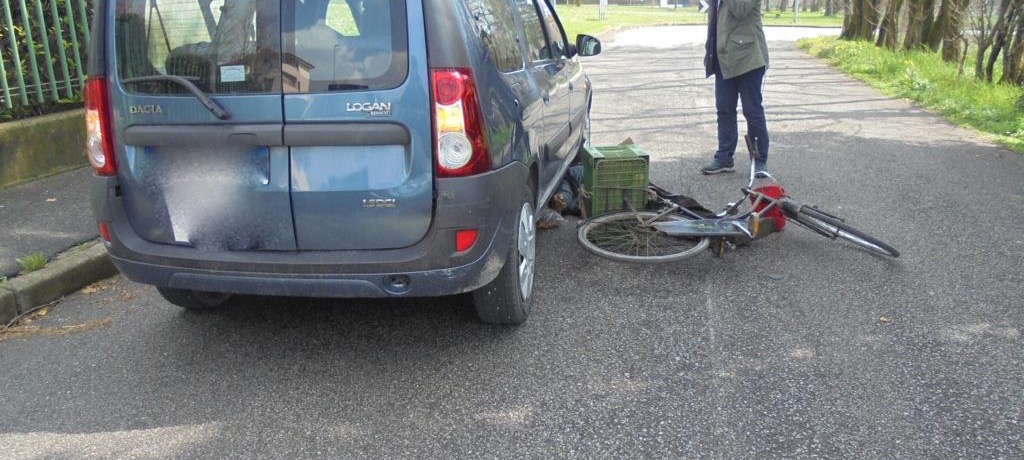 Anziano investito da un’auto dei Servizi sociali