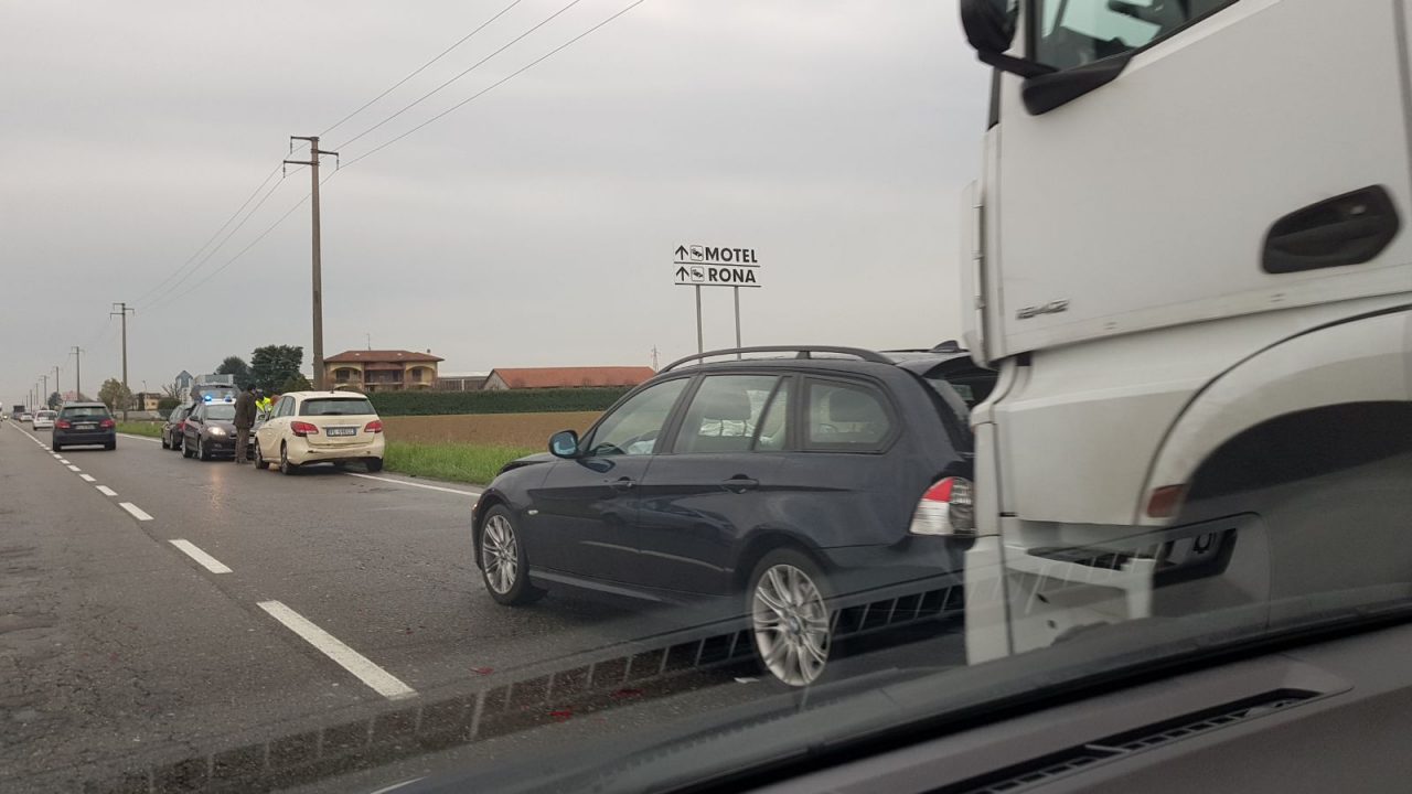 Auto contro camion, code sulla Sp45