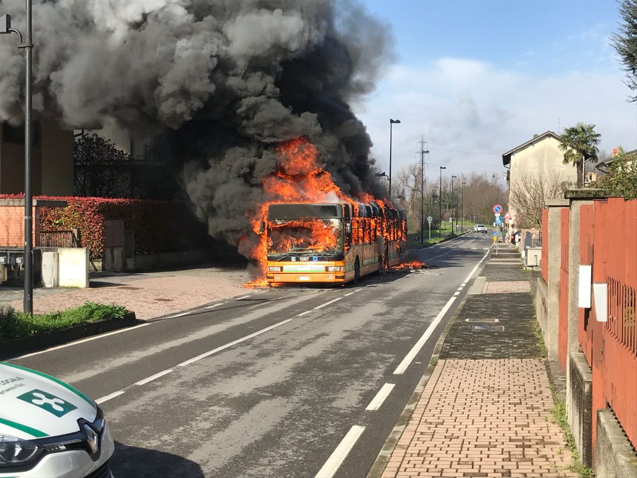 Bellusco: autobus in fiamme in centro FOTO E VIDEO