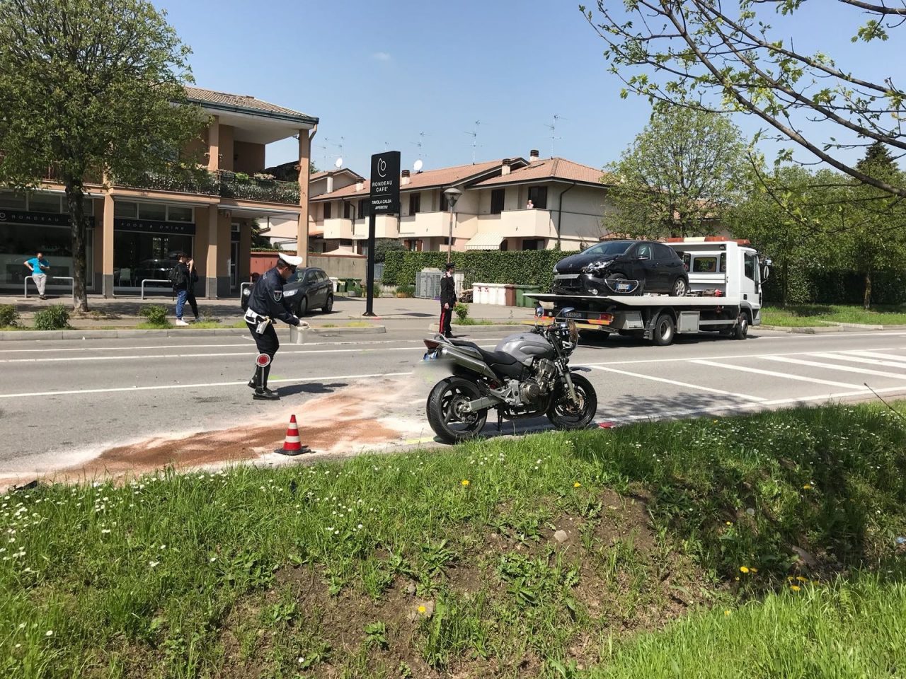Scontro auto moto ad Agrate: 36enne in ospedale FOTO e VIDEO