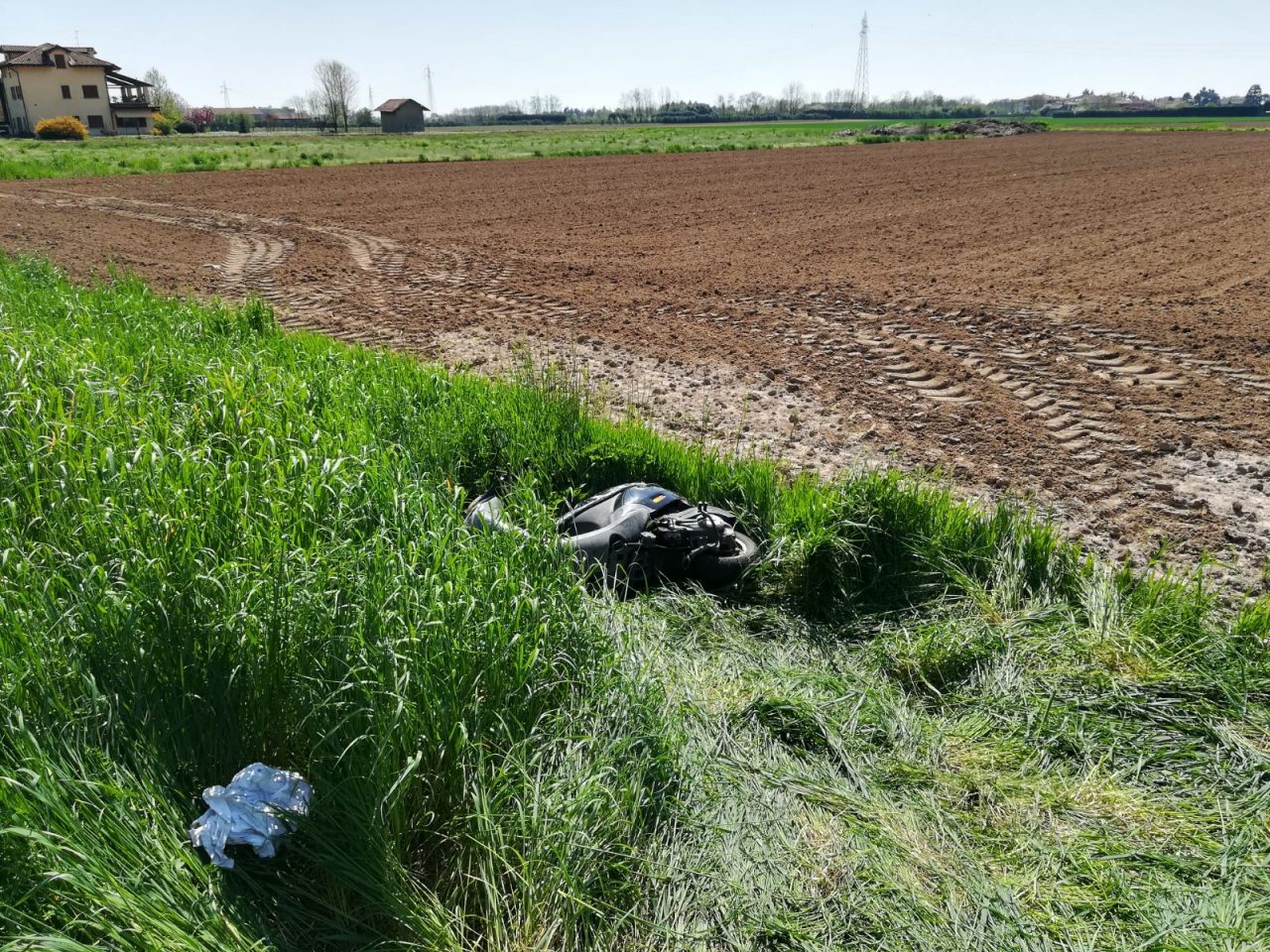 Si scontra con un’auto e vola nel campo di patate