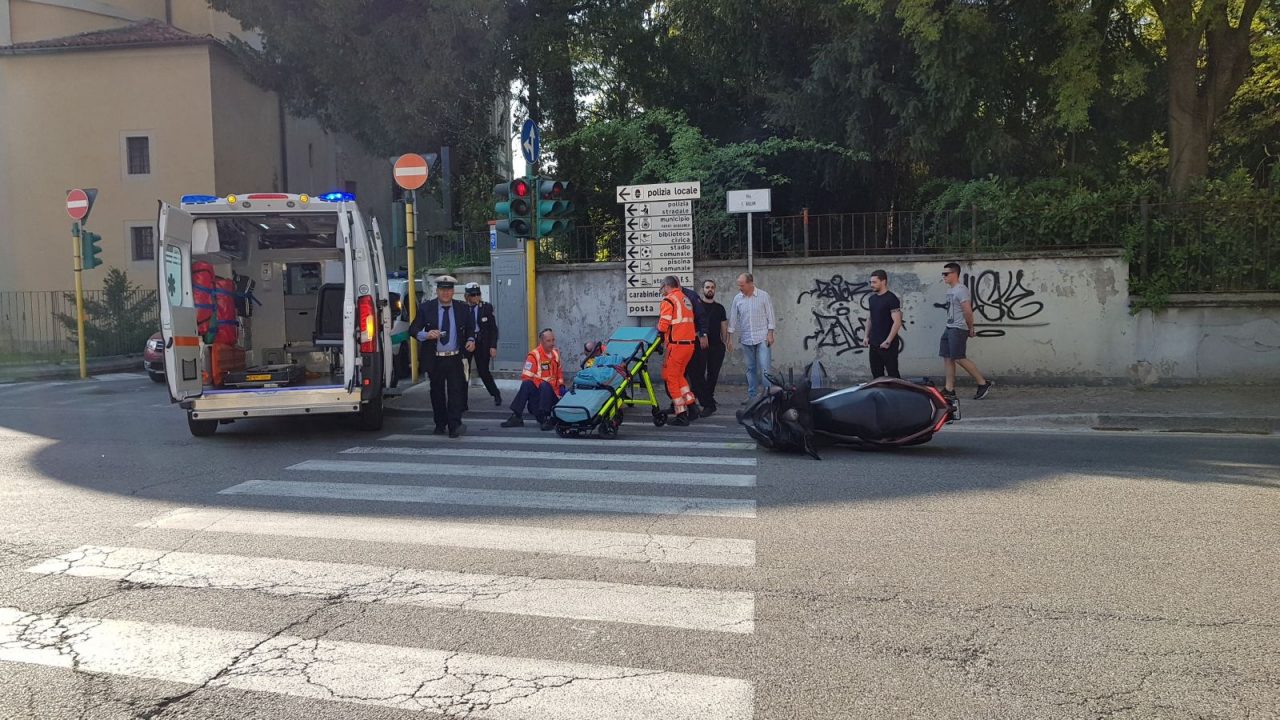 Scooter contro auto, motociclista in ospedale VIDEO E GALLERY