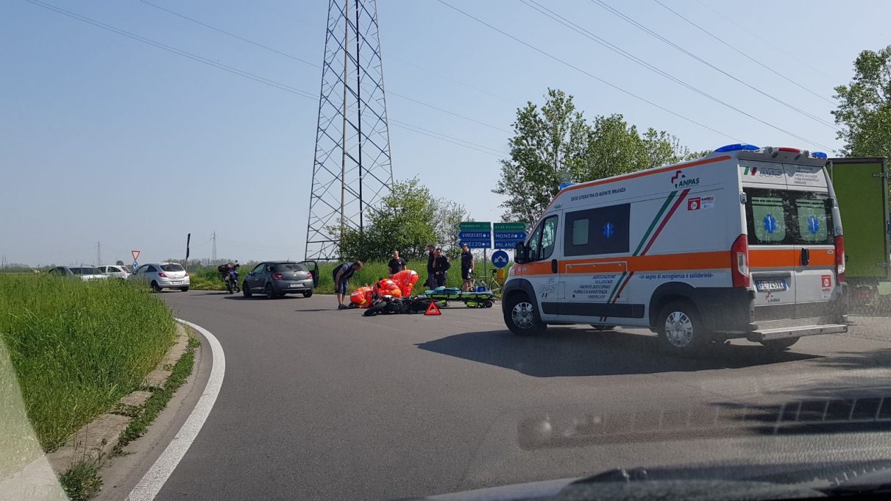 Schianto con un’auto, motociclista a terra