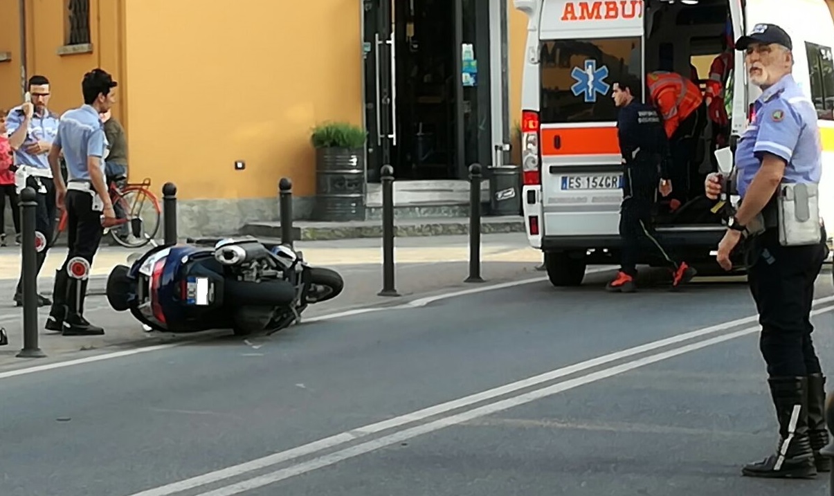 Trezzo manda un motociclista in ospedale, fugge, ma i video lo rintracciano