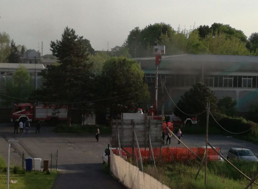 Fiamme nella palestra della ex scuola a Limbiate
