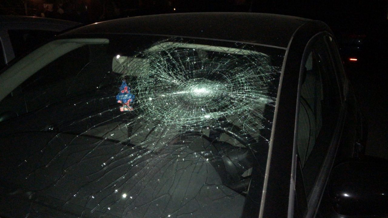 Squilibrato armato nudo a Meda si scaglia su auto e passanti: è in prognosi riservata