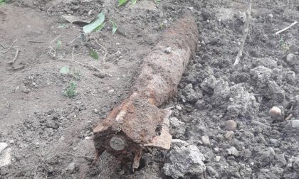Scava in giardino e trova una bomba della seconda guerra mondiale