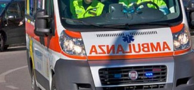 Malore davanti alla ditta dove deve scaricare, muore camionista