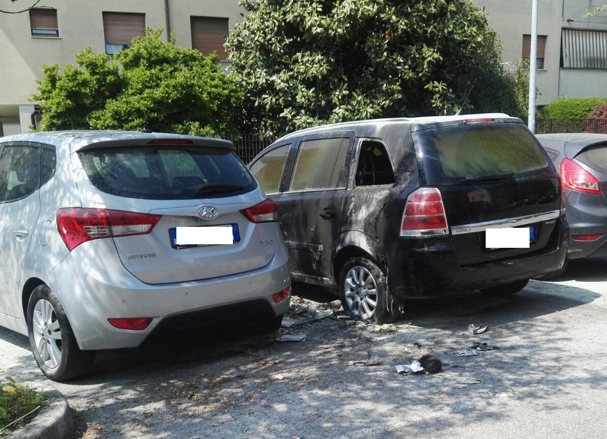 Doppio incendio a Seregno, a fuoco due auto