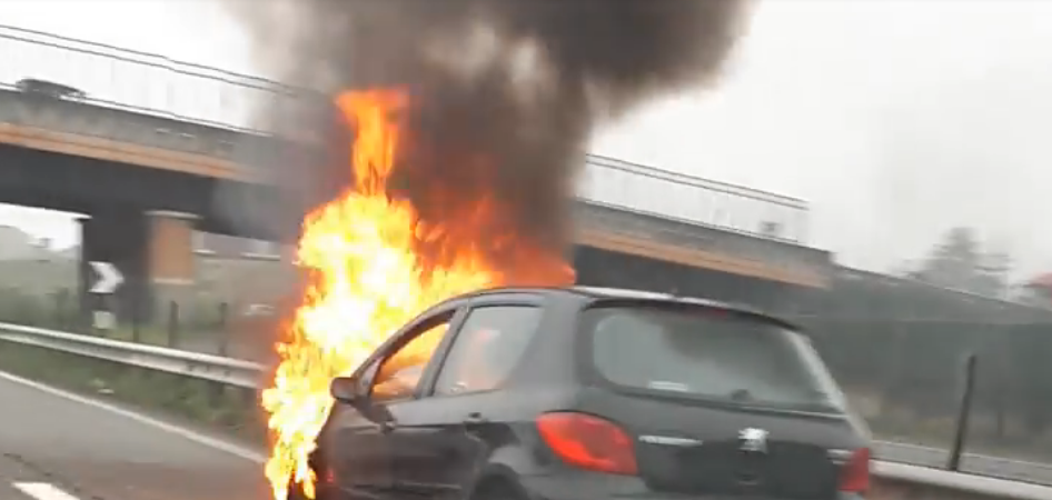 Auto in fiamme sulla Valassina VIDEO