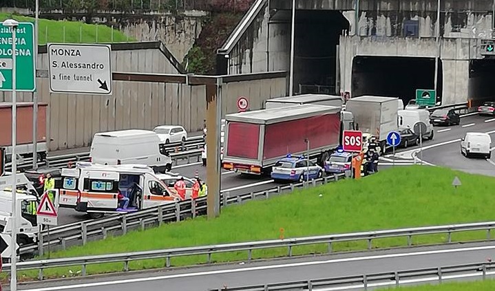 Auto schiacciata tra due camion, paura a Sant’Alessandro