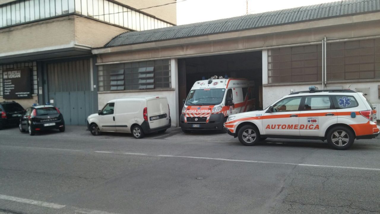 Paura in via Marco Polo, 55enne cade da una scala