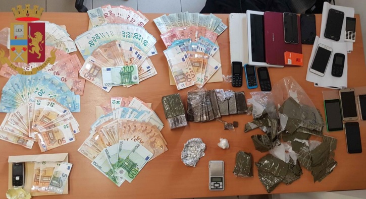 Droga e materiale sospetto in casa: quattro arresti FOTO E VIDEO