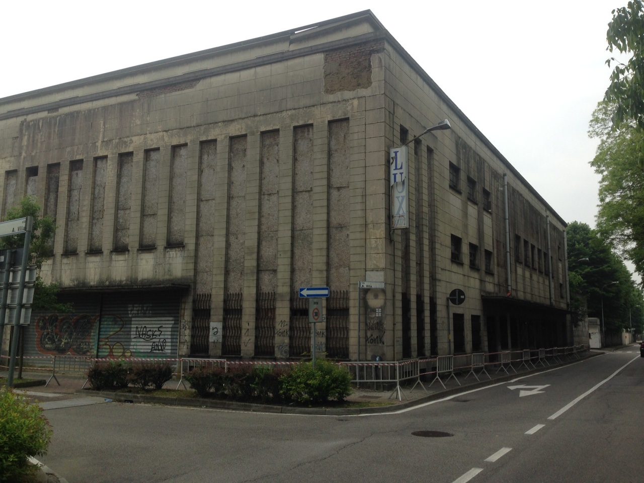 Strade chiuse a Villasanta per l’abbattimento del cinema Lux