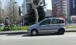 Auto colpisce due macchine in sosta e si ribalta