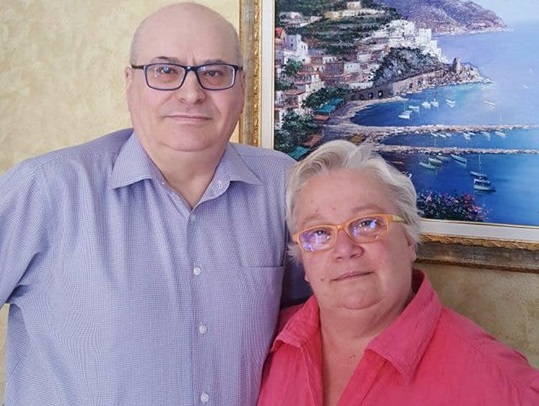 Festeggiano le nozze d’agento con un regalo per gli invitati e per l’Africa