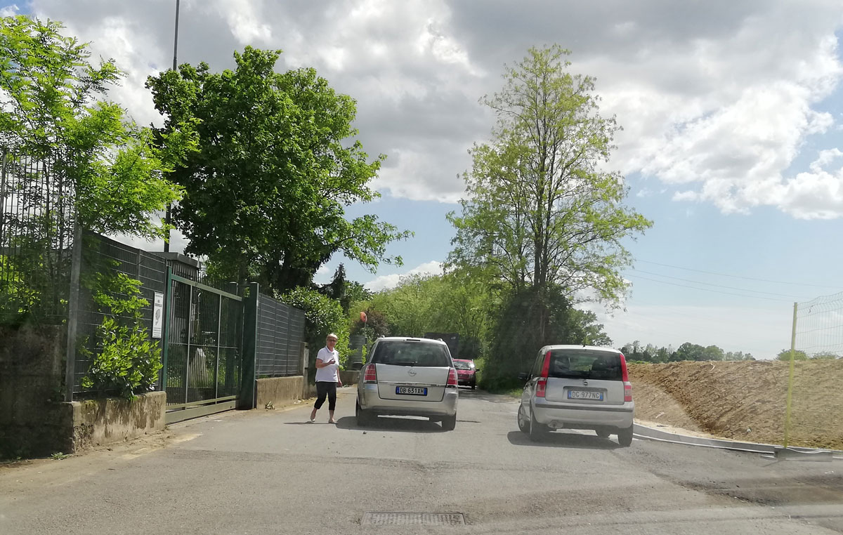 Decine di cittadini beffati: isola ecologica chiusa