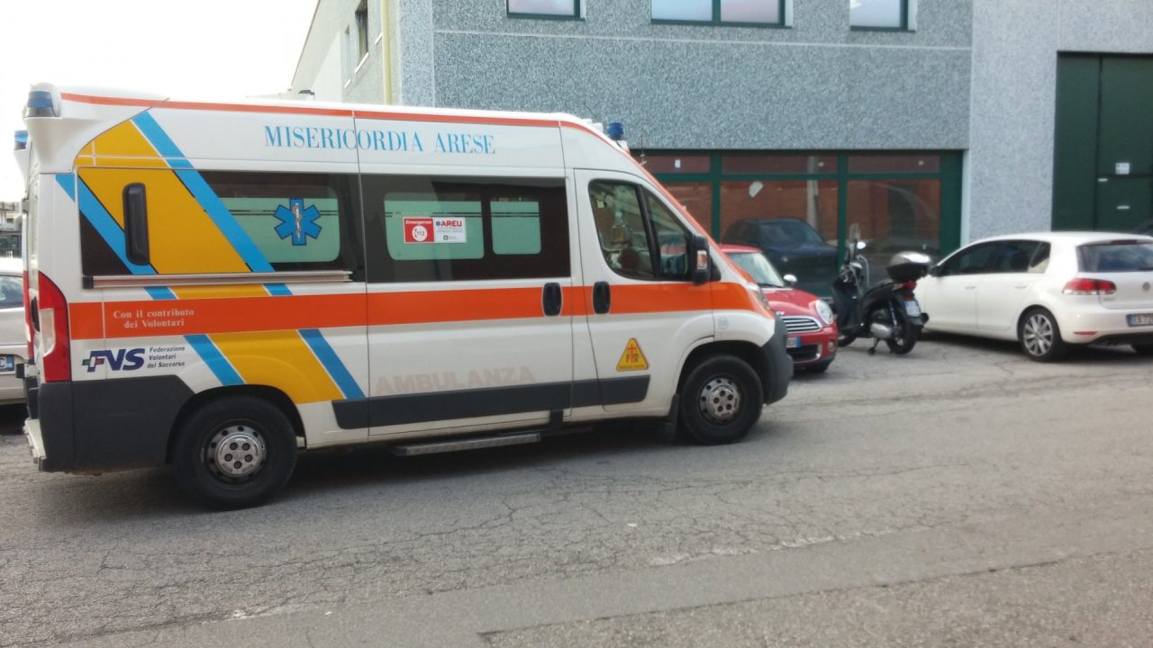 Scontro tra auto e scooter, 51enne in ospedale