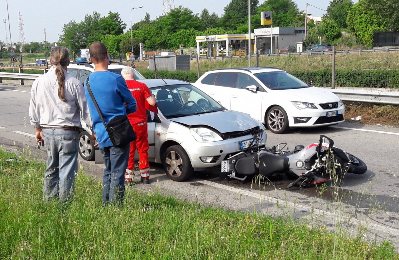Scontro auto moto, grave centauro