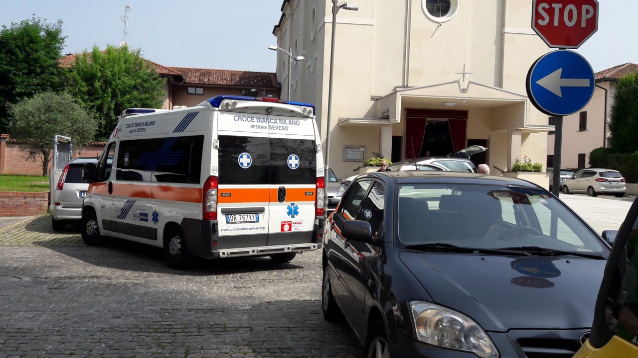 Malore in chiesa a Giussano, arriva l’ambulanza