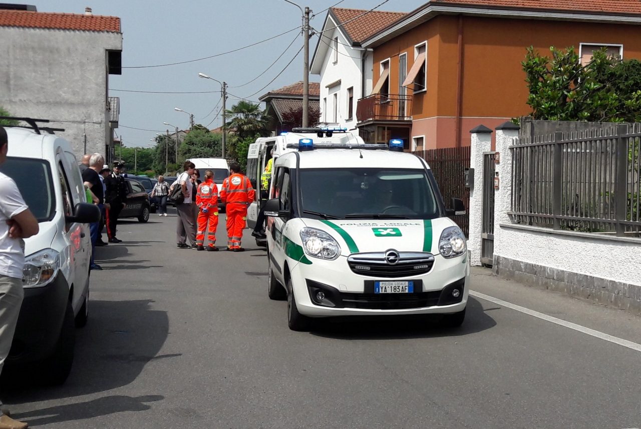 Si ferisce dopo una caduta, elisoccorso a Lissone