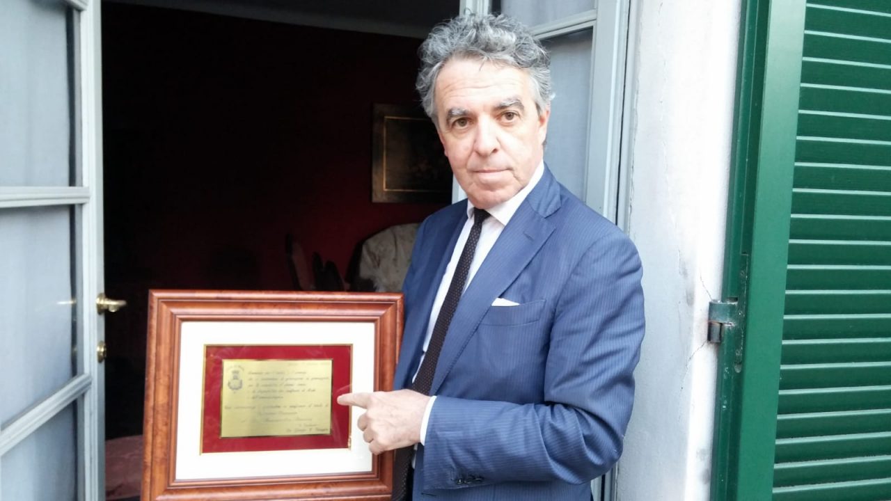 Deluso dal Comune restituisce la cittadinanza onoraria