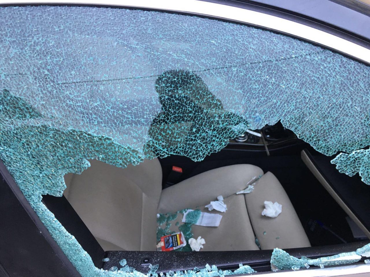 Ruba nelle auto in sosta: preso