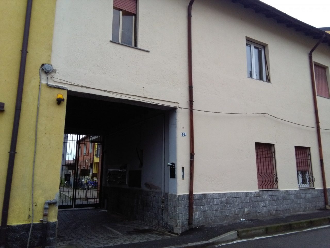 Profughi trasferiti fuori città: via Porta è “liberata”