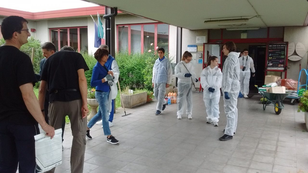 Studenti, genitori e prof puliscono la scuola