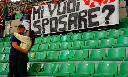 Limbiatese fa la proposta di matrimonio alla fidanzata prima di Milan-Fiorentina a San Siro