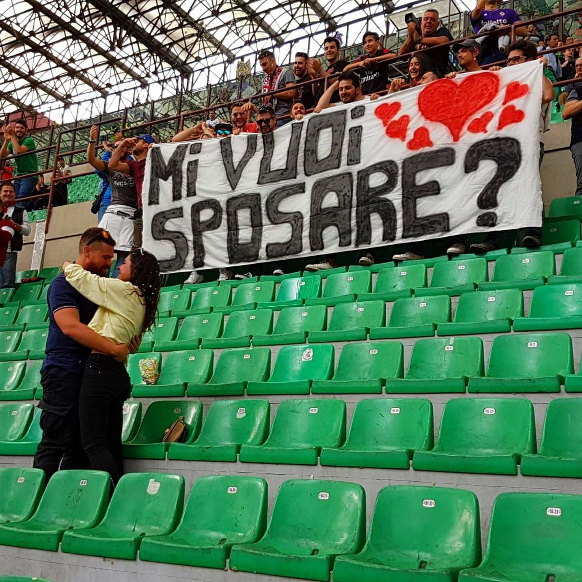 Limbiatese fa la proposta di matrimonio alla fidanzata prima di Milan-Fiorentina a San Siro