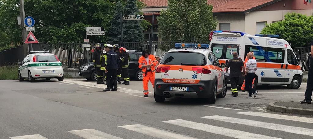 Non tira il freno a mano e per fermare l’auto viene travolta