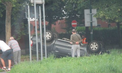 Violento schianto, Pick-up si ribalta: tragedia sfiorata