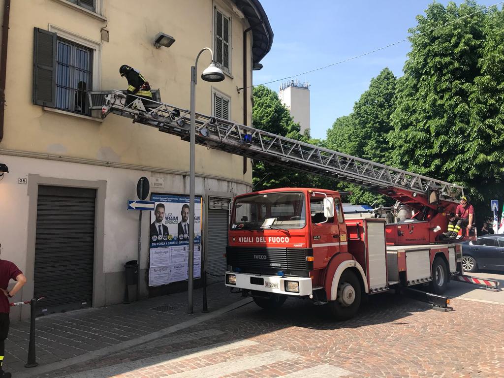 Persiana pericolante, arrivano i vigili del fuoco FOTO