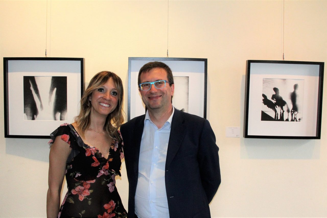 Pittura e fotografie nella mostra di Chiara Cesana