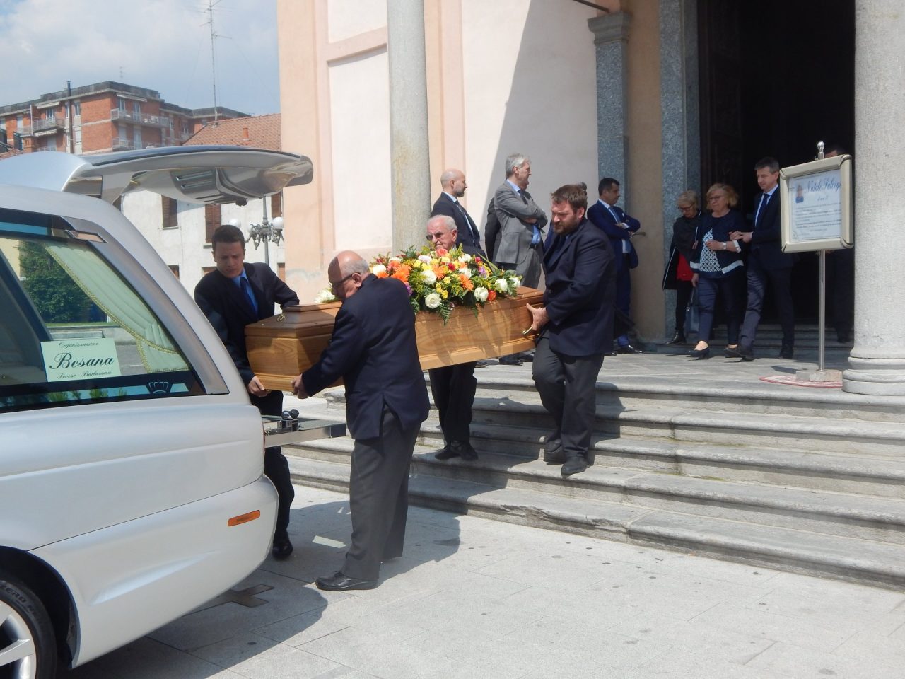 Commozione e lacrime per l’ultimo saluto all’alpinista morto  sul Monte San Martino