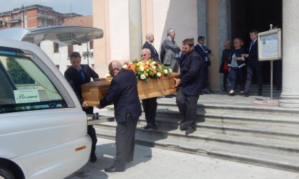 Commozione e lacrime per l'ultimo saluto all'alpinista morto  sul Monte San Martino