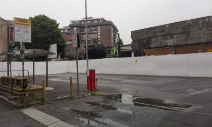 Esselunga di via Lecco, ruspe in azione