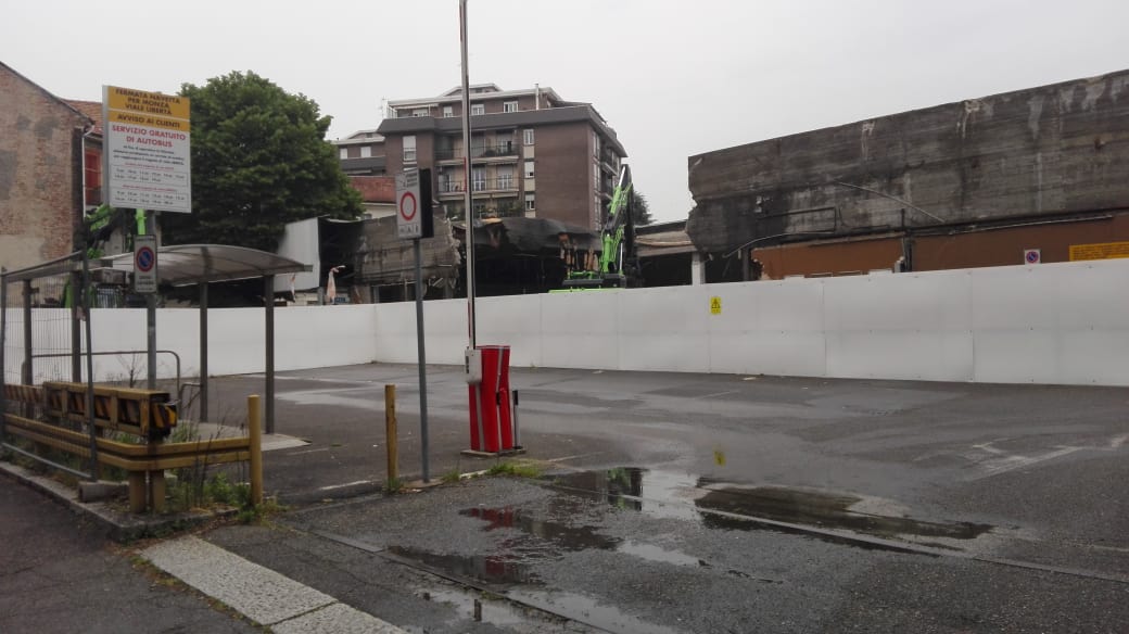 Esselunga di via Lecco, ruspe in azione